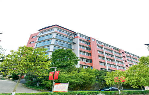 重庆市青山工业技工学校学校环境一