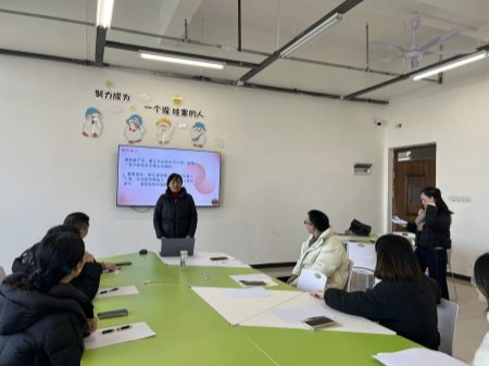 心灵护航，赋能前行——重庆蜀都职校班主任工作室成功开展释压团体心理辅导活动