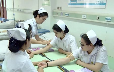 2025年重庆知行卫校护理专业毕业生能从事哪些具体工作?