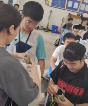 粽叶飘香处，文脉永传承——重庆市蜀都职业技术学校端午文化活动纪实 序言 在重庆市蜀都职业技术学校的校园里，当青绿的粽叶于掌心徐徐展开，糯米的软糯气息与千年的文明血脉悄然相逢。近期，一场以“粽”为纽带的文化之约在校园中温馨开启。这不仅仅是一场简单的活动，更是一次跨越时空的文化对话，引领着我们循着粽香，探寻历史长河中那些璀璨的文化星光。  汨罗江畔的千年回响 <图片> 透过蒸腾的热气，我们的思绪飘回战国时期。汨罗江畔，屈原投江的悲壮身影，永远镌刻在端午的记忆深处。那是一个动荡不安的时代，屈原心怀家国天下，却遭奸佞排挤，报国无门，最终以决绝的方式投身汨罗江，以死明志。  江畔的百姓们，怀着对屈原的敬仰与悲痛，纷纷掷粽入江，期望以此护住忠魂。自此，粽子从原本普通的食物，升华为一种精神图腾。它如同竹简承载着先贤的智慧，粽叶包裹着的，是中华民族“宁为玉碎，不为瓦全”的高尚气节。这种气节，在历史的长河中熠熠生辉，激励着一代又一代的中华儿女，在面对困难与挑战时，坚守正义，不屈不挠。  指尖缠绕的文化密码 <图片> 当我们亲手将糯米填入粽叶，再用五彩丝线仔细缠绕时，仿佛开启了一场跨越时空的对话。校园里，老一辈人坐在同学们身旁，手把手地传授包粽子的技巧。他们专注的神情、熟练的动作，无不透露出对传统文化的热爱与执着。  那些棱角分明的粽子，宛如一个个文化基因的生动载体。每一道褶皱、每一根丝线，都蕴含着深厚的文化内涵。它们承载着先辈们的生活智慧、审美情趣和价值观念。就像春燕筑巢般，每一代人都在为文明大厦添砖加瓦。我们在学习包粽子的过程中，不仅传承了一项传统技艺，更是在延续中华民族的文化血脉，让古老的文化在新时代焕发出新的生机。  教室里的温情续章 <图片> <图片> <图片> <图片> 教室里，粽香四溢，编织成了一幅独特的校园记忆画卷。或许有些同学会觉得粽子不如汉堡包时髦，但当我们静下心来，细细品味其中深意，就会发现粽子所蕴含的独特魅力。  粽叶的清香，需要文火慢炖才能充分释放，这恰似文化传承，需要耐心与时间的滋养。它不是一蹴而就的，而是在岁月的长河中，经过一代又一代人的传承与弘扬，才得以延续至今。那些藏在粽角里的蜜枣，不正象征着苦难中孕育的甘甜吗？中华民族在历史的长河中，历经无数艰难险阻，但正是这些苦难，铸就了我们坚韧不拔的民族精神，也孕育出了丰富多彩的文化瑰宝。  当我们咬开粽子的刹那，仿佛在咀嚼着先人的生活智慧。那些古老的传说、传统的习俗，都随着粽子的美味，融入了我们的血液，成为了我们生命的一部分。在教室里，同学们围坐在一起，分享着包粽子的喜悦，交流着对传统文化的感悟，这份温情与传承，将成为校园生活中最珍贵的回忆。  总结 千年粽香未散，今时文脉正长。在重庆市蜀都职业技术学校的校园里，这场以“粽”为媒的文化活动，让我们深刻感受到了中华文化的博大精深和源远流长。愿这抹穿越时空的青绿，成为你我生命里最温暖的文化胎记，时刻提醒着我们不忘初心，传承和弘扬中华民族的优秀传统文化。  当我们以粽叶为笺，以糯米为墨，写下的不仅是节日的仪式感，更是中华文明生生不息的注脚。让我们在粽香的陪伴下，继续前行，为中华文化的繁荣发展贡献自己的力量，让这千年文脉在新时代绽放出更加绚烂的光彩。