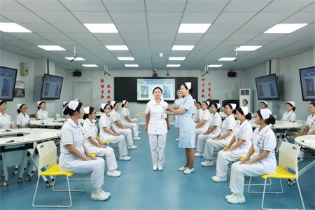 2025年重庆市南丁卫生职业学校最吃香的专业有哪些呢？护理专业、康复专业、中医康复