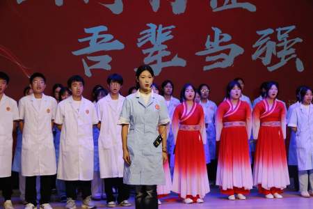 “山河为证，吾辈当强”渝西卫校爱国诗歌朗诵决赛圆满收官