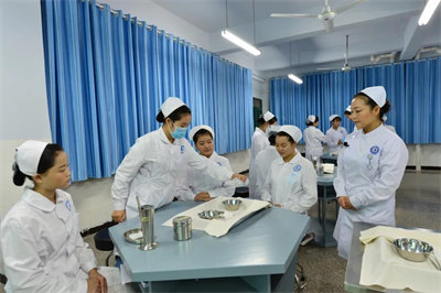 重庆市渝东卫生学校拿是成教的文凭吗