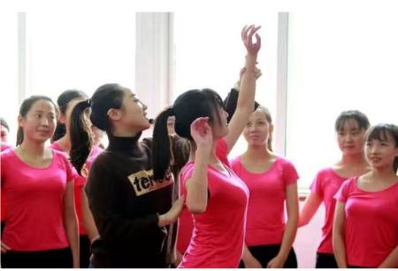 重庆龙门浩职业中学2025年招生简章 —— 3+2幼儿保育专业深度解析