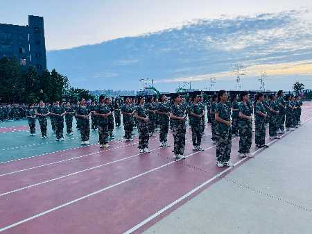 重庆市蜀都职业技术学校军训打底砺初心 求学扬帆启新程 ——2025 秋级新生入格圆满落幕​