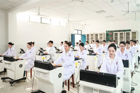重庆渝东卫生学校2025年康复专业招生及介绍