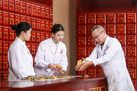 2025年重庆市渝东卫生学校最吃香的专业：护理与中药