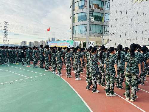 重庆市蜀都职业技术学校军训打底砺初心 求学扬帆启新程 ——2025 秋级新生入格圆满落幕​