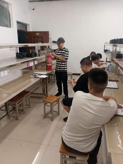 重庆蜀都职业技术学校：练消防、筑安全，师生同心守校园