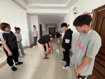 重庆蜀都职业技术学校：练消防、筑安全，师生同心守校园